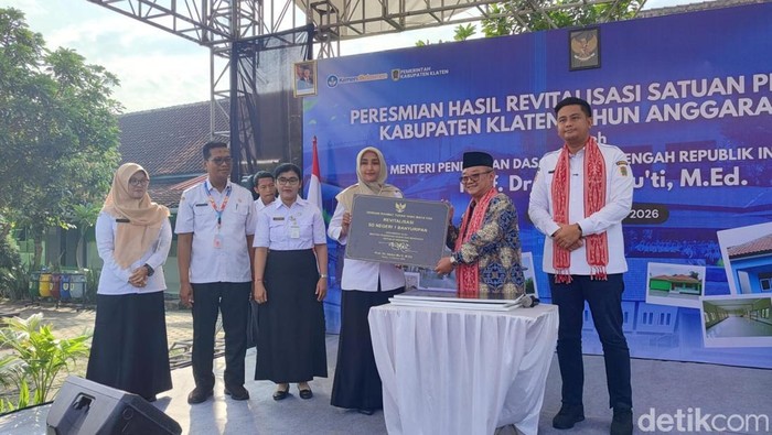 Mendikdasmen Abdul Muti mengusulkan siswa di lokasi tanah gerak digabung ke sekolah lain yang lebih aman. 