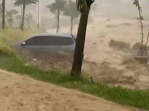Mobil Hanyut Terseret Arus Banjir di Bogor