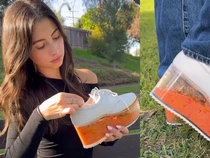 Nyeleneh! Kari Ayam Disajikan di Dalam Sol Sepatu