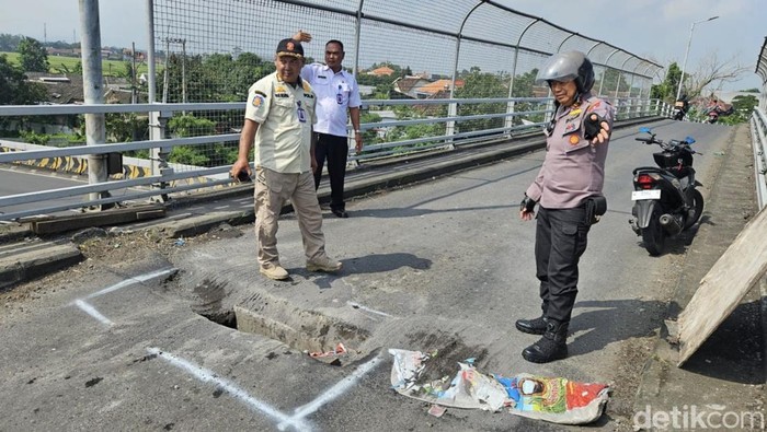 Overpass Desa Kedengsari Tanggulangin ambles