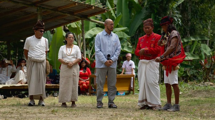 Komika Pandji Pragiwaksono menjalani peradilan adat di Tana Toraja, Sulawesi Selatan (Sulsel), buntut candaannya terkait budaya Toraja, Rambu Solo.