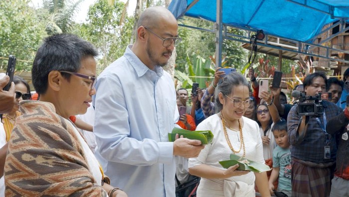 Pandji Pragiwaksono menjalani ritual adat di Toraja, sebagai permohonan maaf dan tanggung jawab pemulihan.