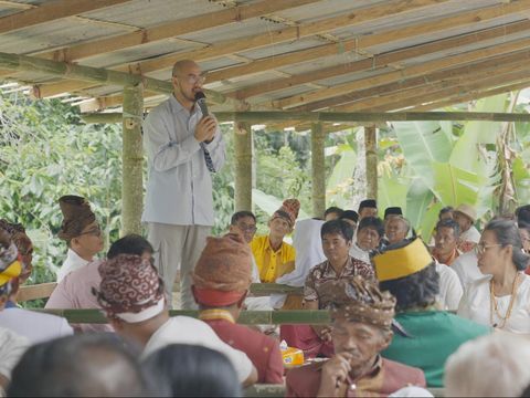 Pandji Pragiwaksono menjalani ritual adat di Toraja, sebagai permohonan maaf dan tanggung jawab pemulihan.