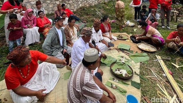 Pandji Pragiwaksono menjalani ritual adat permohonan maaf kepada leluhur Toraja.