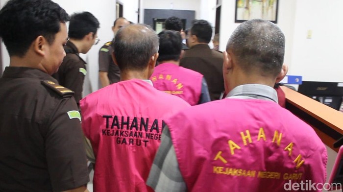Para tersangka kasus kredit fiktif PT BPR Intan Jaya.