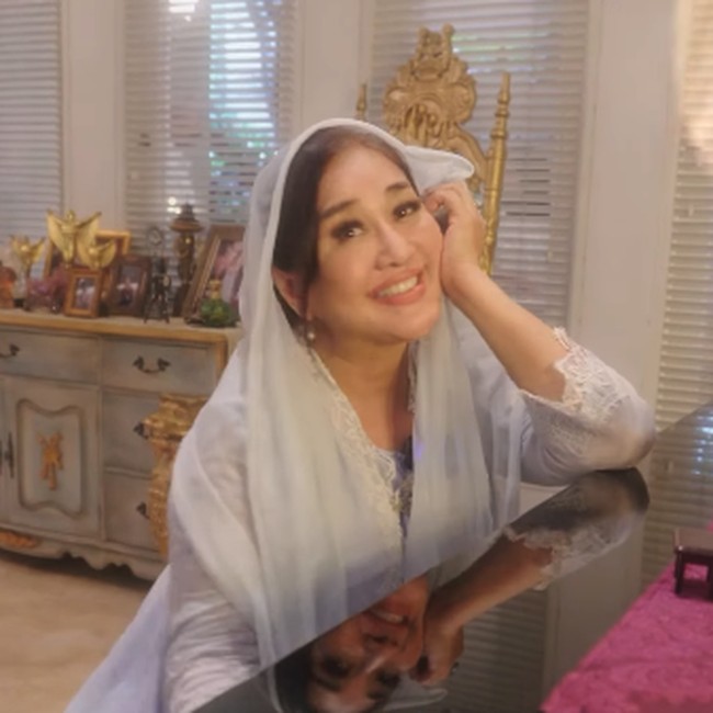 Wajahnya Bikin Salfok, Paramitha Rusady Tetap Memesona di Usia 59