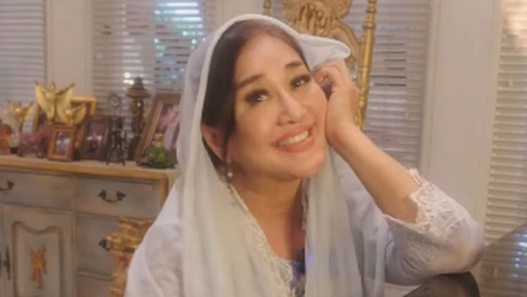 Wajahnya Bikin Salfok, Paramitha Rusady Tetap Memesona di Usia 59