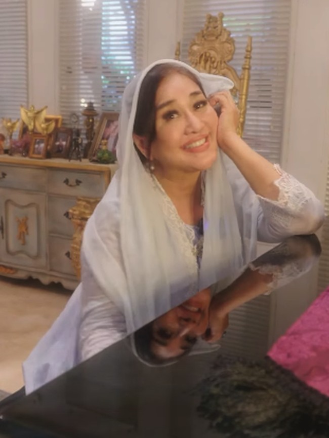 Wajahnya Bikin Salfok, Paramitha Rusady Tetap Memesona di Usia 59