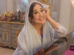 Wajahnya Bikin Salfok, Paramitha Rusady Tetap Memesona di Usia 59