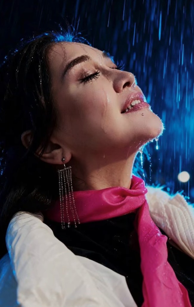 Paramitha Rusady terlihat awet muda dan cantik. Wanita kelahiran 11 Agustus 1966 itu menceritakan kalau potret ini diambil ketika sedang berasa di Paris bersama kerabat dekatnya. Foto: Dok. Instagram