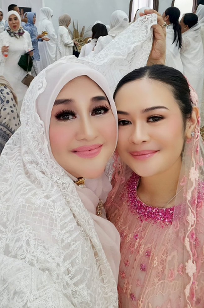 Paramitha Rusady berpose bersama sahabat tercinta mengenakan setelan kerudung yang dihiasi kain brokat nan cantik. Memulai karier sejak usia enam tahun, Paramitha sudah menjadi salah satu artis lawas ternama di era 1980-an. Foto: Dok. Instagram