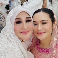 Paramitha Rusady berpose bersama sahabat tercinta mengenakan setelan kerudung yang dihiasi kain brokat nan cantik. Memulai karier sejak usia enam tahun, Paramitha sudah menjadi salah satu artis lawas ternama di era 1980-an. Foto: Dok. Instagram
