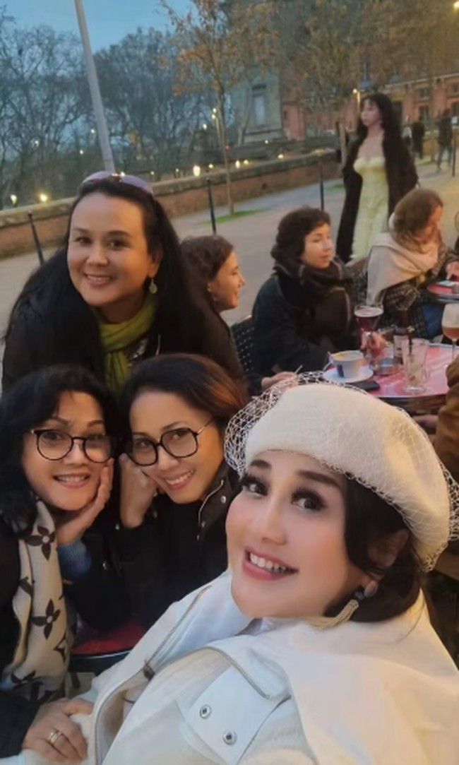 Ini potret Paramitha Rusady saat liburan bersama para sahabatnya ke Paris, Prancis. Penampilannya semakin terlihat muda dengan woll jacket dan beret hat putih yang menambah statement. Foto: Dok. Instagram