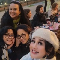 Ini potret Paramitha Rusady saat liburan bersama para sahabatnya ke Paris, Prancis. Penampilannya semakin terlihat muda dengan woll jacket dan beret hat putih yang menambah statement. Foto: Dok. Instagram