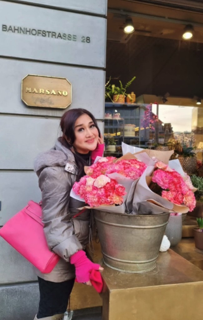 Kali ini Paramitha Rusady terlihat stylish dengan sentuhan shocking pink yang menarik perhatian. Paramitha Rusady mulai merambah dunia akting lewat film Ranjau-Ranjau Cinta pada 1984. Ia juga membintangi dua film Catatan Si Boy pada 1990 dan 1991.  Foto: Dok. Instagram