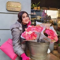 Kali ini Paramitha Rusady terlihat stylish dengan sentuhan shocking pink yang menarik perhatian. Paramitha Rusady mulai merambah dunia akting lewat film Ranjau-Ranjau Cinta pada 1984. Ia juga membintangi dua film Catatan Si Boy pada 1990 dan 1991.  Foto: Dok. Instagram