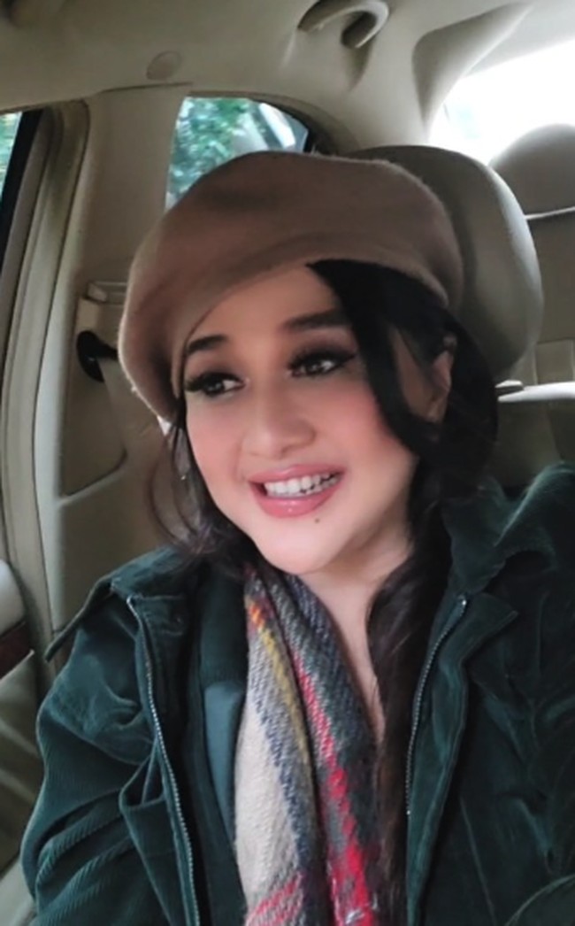 Topi beret sepertinya menjadi andalan Paramitha Rusady untuk tampil stylish. Dalam beberapa unggahan media sosialnya, ia sering mengenakan model topi ini untuk tampil trendi. Foto: Dok. Instagram