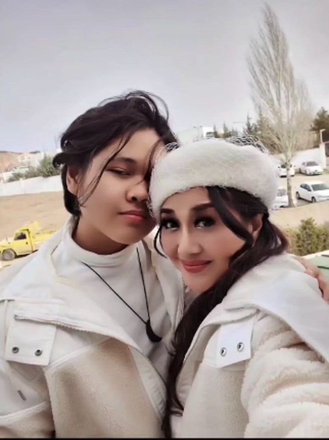 Ini potret Paramitha Rusady bersama putra tercintanya, Adrian Tegar Maharaja Bago. Ia sempat bercerita mengenai perjuangan melahirkan Adrian yang bahkan membuatnya jatuh koma selama 4 hari pascapersalinan. Foto: Dok. Instagram