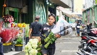 Pedagang melayani transaksi dalam jumlah besar dari toko bunga dan reseller. Lonjakan permintaan membuat aktivitas di pasar berlangsung lebih sibuk sejak awal pekan.