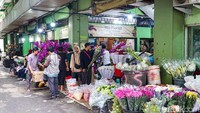 Aneka bunga seperti krisan, anggrek, melati, aster, hingga bunga matahari tersusun rapi di lapak pedagang. Variasi pilihan memberi alternatif selain mawar untuk momen kasih sayang.