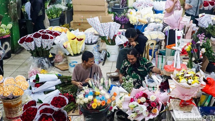 Aktivitas jual beli bunga meningkat di Pasar Bunga Rawa Belong, Jakarta Barat, Rabu (11/2/2026). Menjelang Hari Valentine, permintaan bunga potong dan buket melonjak hingga tiga kali lipat dibanding hari biasa.