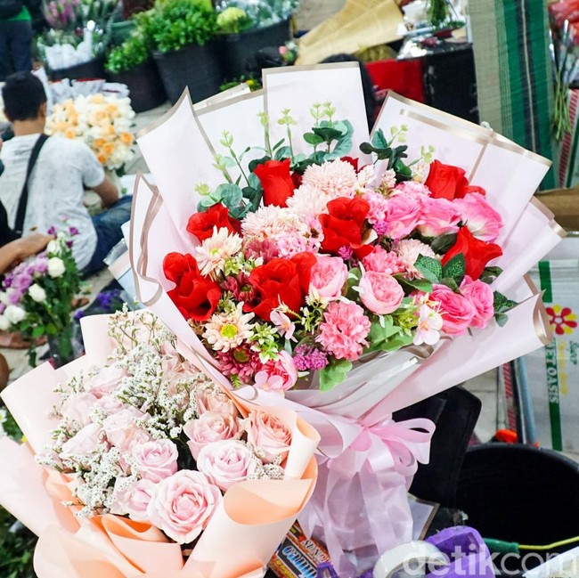 Pasar Bunga Rawa Belong Diserbu Pembeli Jelang Valentine