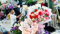 Harga buket Valentine dibanderol mulai sekitar Rp250 ribu, tergantung jenis dan jumlah bunga.