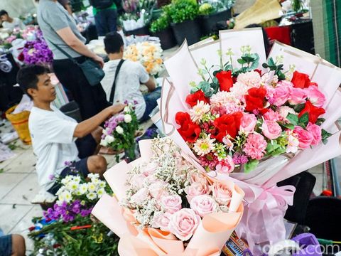 Pasar Bunga Rawa Belong Diserbu Pembeli Jelang Valentine Aktivitas jual beli bunga meningkat di Pasar Bunga Rawa Belong, Jakarta Barat, Rabu (11/2/2026). Menjelang Hari Valentine, permintaan bunga potong dan buket melonjak hingga tiga kali lipat dibanding hari biasa.