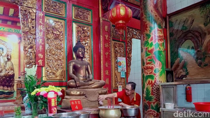 Pembersihan rupang dewa menyambut Imlek di Kelenteng Dewa Kwan Im