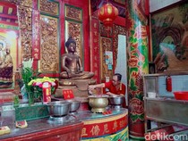 Sambut Imlek, Kelenteng Dewi Kwan Im Palembang Bersihkan Ratusan Rupang