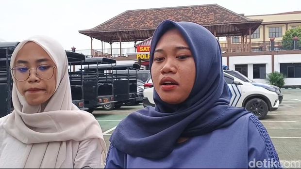 Pemilik kucing Farida (kanan) dan adiknya Firda (kiri) saat ditemui di Mapolres Blora.