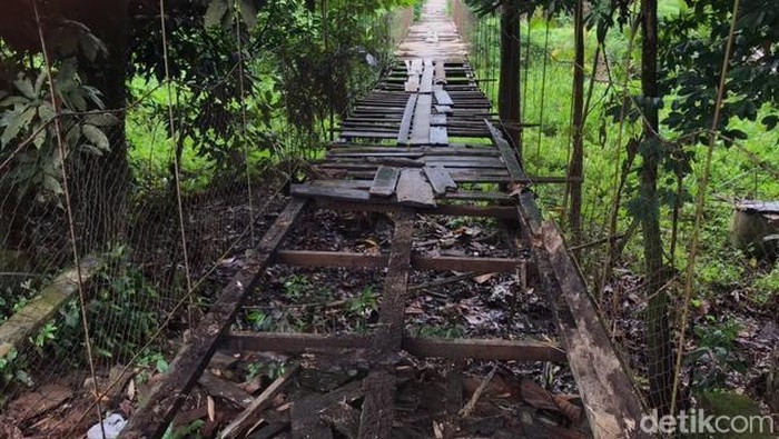 Penampakan jembatan gantung lokasi pria terjatuh hingga tewas di Palopo.Warga desak pemerintah segera lakukan perbaikan.