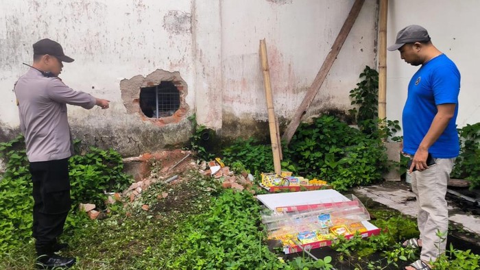 Pencuri membobol tembok belakang minimarket di Tulungagung