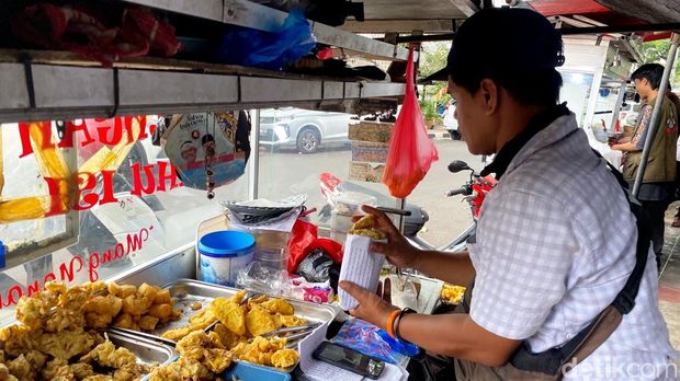 Penjual gorengan di Bandung