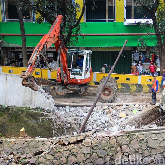 Perbaikan Turap Kali Pesanggrahan di Pasar Cipulir Dikebut