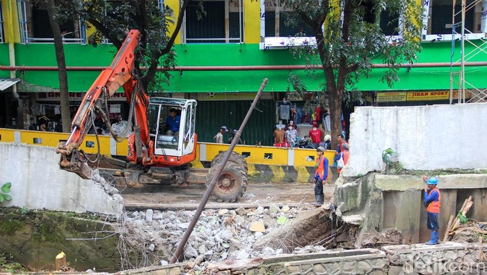 Petugas Sudin SDA Jakarta Selatan mengerjakan pembangunan turap Kali Pesanggrahan di kawasan Pasar Cipulir, Kebayoran Lama, Rabu (11/2/2026). Perbaikan dilakukan setelah turap amblas pada 18 Januari 2026 dan menyebabkan tembok pagar pasar ikut terdampak.