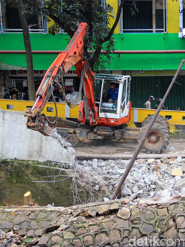 Perbaikan Turap Kali Pesanggrahan di Pasar Cipulir Dikebut