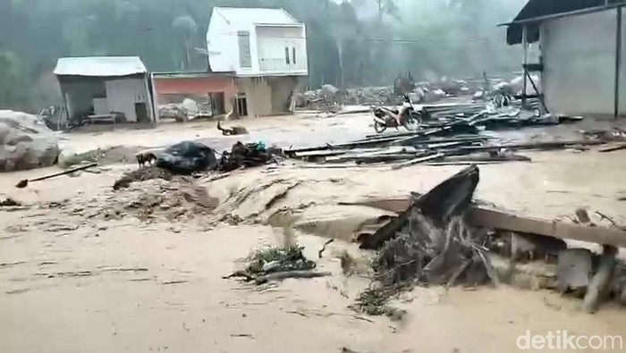 Banjir Bandang Menerjang 6 Kecamatan di Tapteng, Jembatan Darurat Hanyut!
