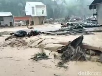 6 Kecamatan di Tapteng Diterjang Banjir Bandang, Jembatan Darurat Hanyut