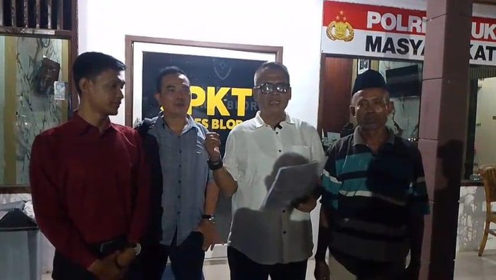 Seorang perempuan dilaporkan mertuanya ke Polres Blora. Sebab, dia digerebek bersama pria lain oleh warga.