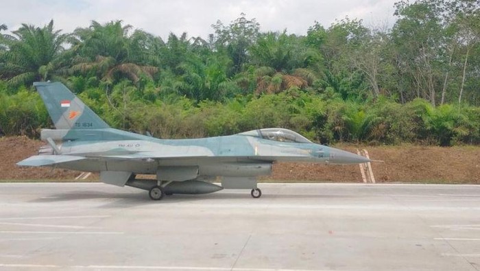 Pesawat tempur F-16 TNI AU menguji coba pendaratan dan lepas landas di Jalan Tol Trans Sumatera. Provinsi Lampung (12/2/2026).