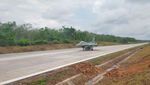 Penampakan Jet Tempur F-16 dan Super Tucano Landing di Jalan Tol