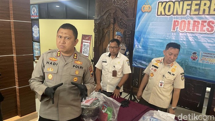 Kapolres Jepara AKBP Hadi Kristanto saat menggelar konferensi pers di Polres Jepara, Rabu (11/2/2026).