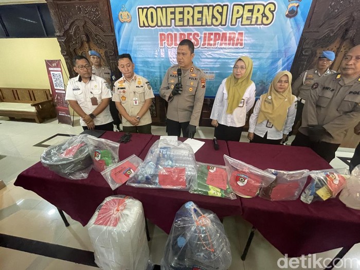 Pesta miras maut di Jepara menewaskan 6 orang. Polisi menetapkan 3 tersangka, dengan salah satunya juga menjadi korban tewas miras maut tersebut.