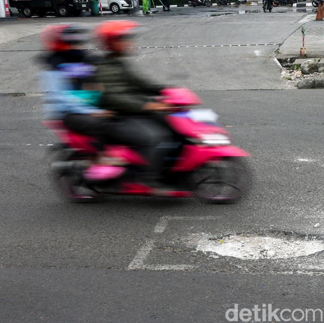 Picu Kecelakaan, Jalan Berlubang di Ciputat Tak Juga Diperbaiki