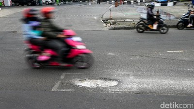 Picu Kecelakaan, Jalan Berlubang di Ciputat Tak Juga Diperbaiki