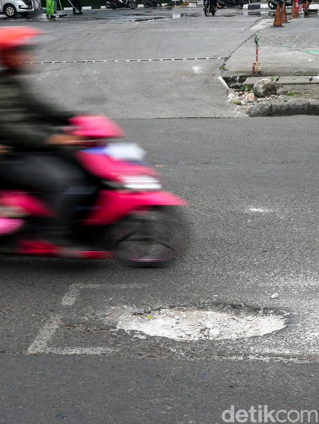 Picu Kecelakaan, Jalan Berlubang di Ciputat Tak Juga Diperbaiki