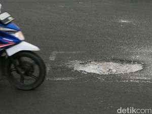 Video: Bopeng Sana-sini Jalan Raya Pasar Kemis yang Menelan Korban Jiwa