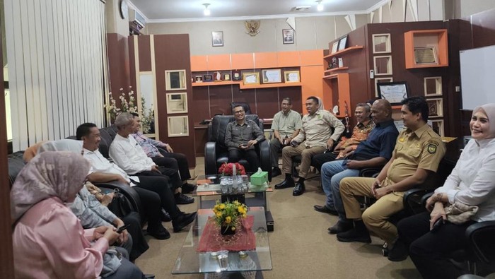 Plt Kepala Diskominfo-SP Sulsel, Muhammad Salim Basmin menerima kunjungan rombongan DPRD Palopo.