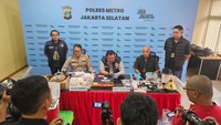 Kreator Konten di Jaksel Ditangkap karena Tanam Ganja, Istri Ikut Terjerat